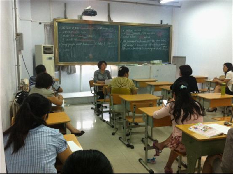 分校召开新老初三班主任经验交流会 
