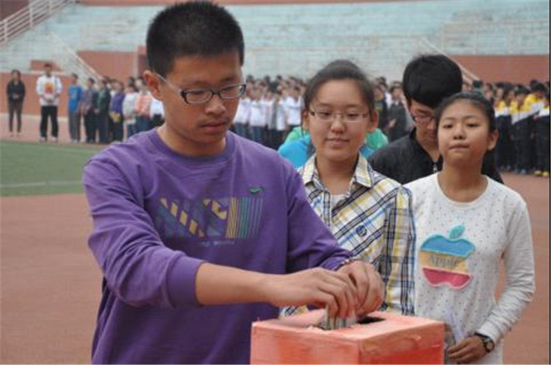 分校举行郑州慈善日捐款活动 