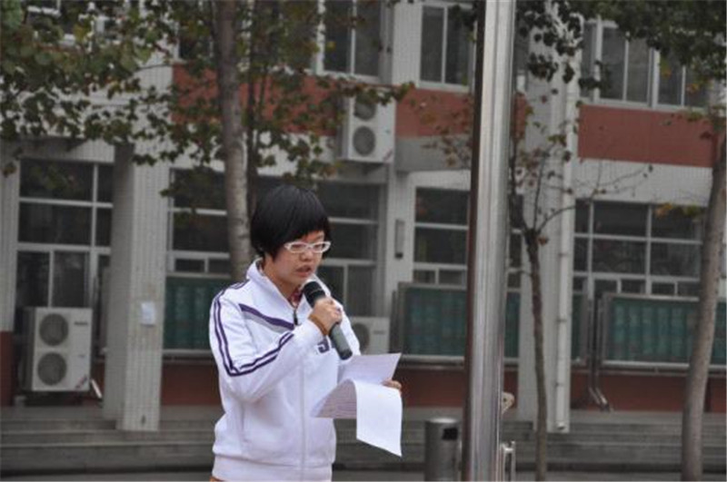 分校对行为规范月活动进行总结表彰