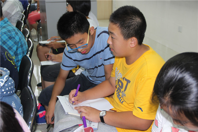 全心全意为学生服务——各处室答新生问