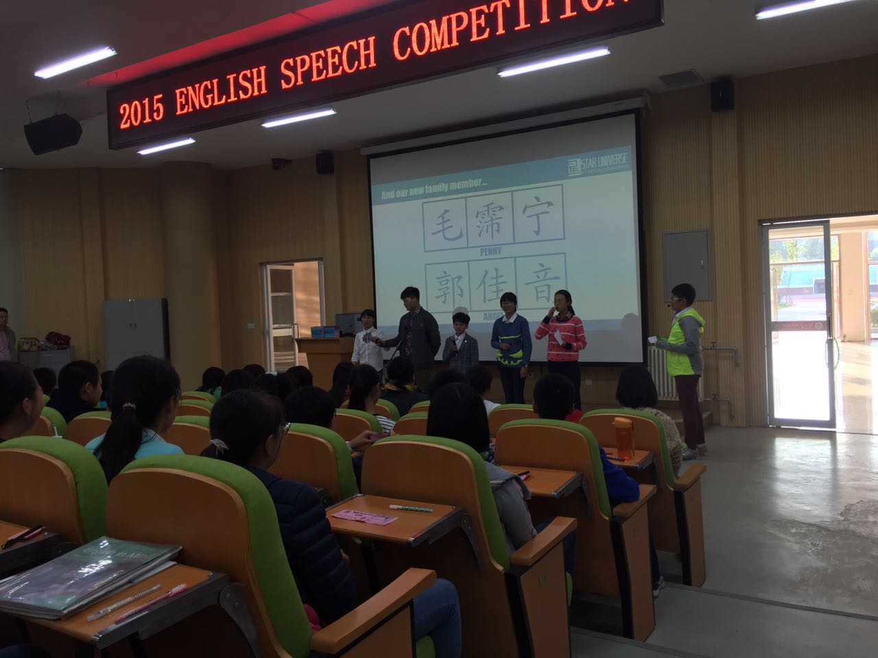 挑战英语演讲比赛 一展外语学生风采