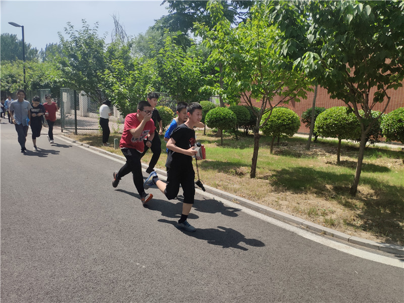 防震减灾 珍爱生命——记郑州枫杨外国语学校防震减灾自救演习